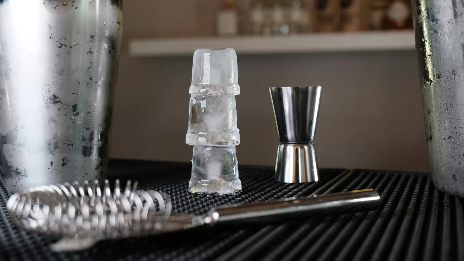Herramientas de coctelería sobre barmat negro
